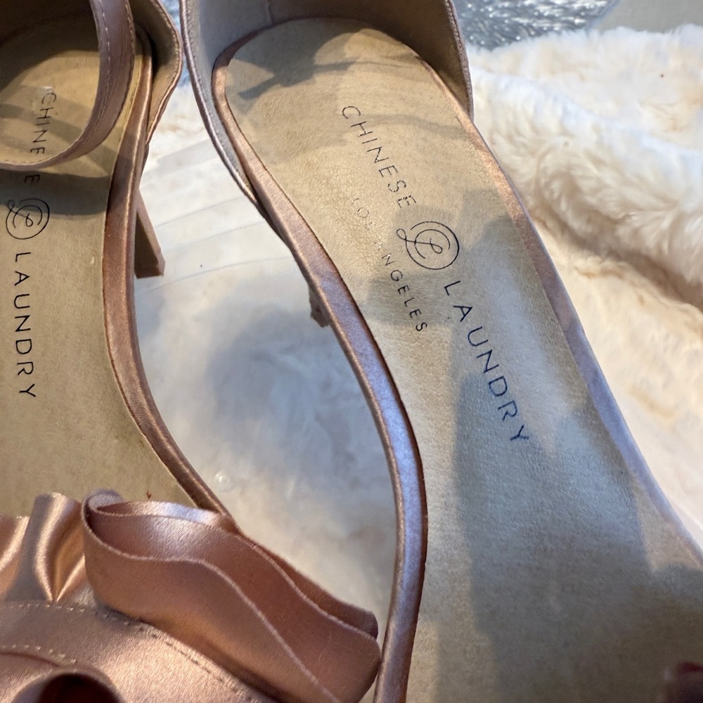 Chinese Laundry Women's Blush Ruffle Heels, size 7.5 - Picture 8 of 16